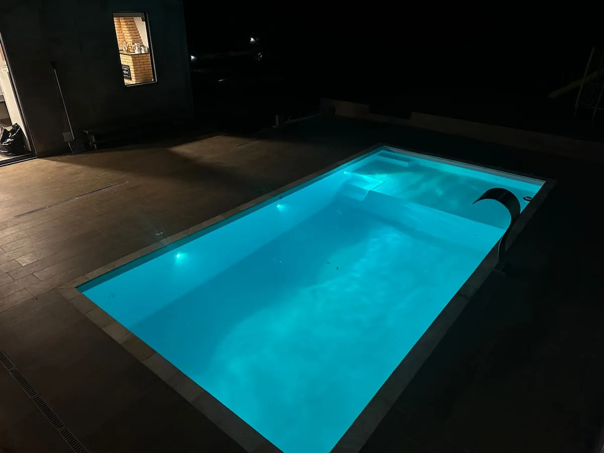 Piscina iluminada da Villa Gavê à noite